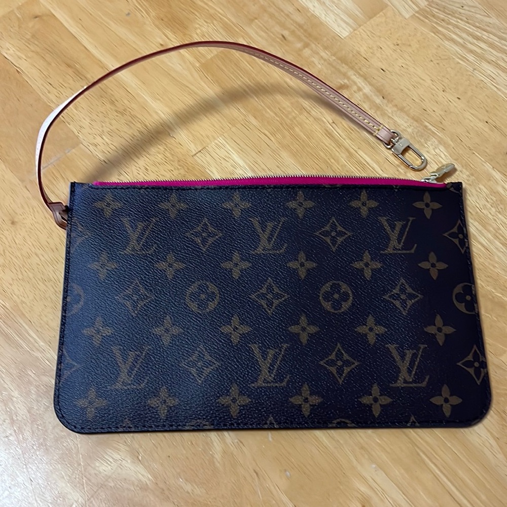 Authentic Luis Vuitton Neverfull Pouch in Peony New